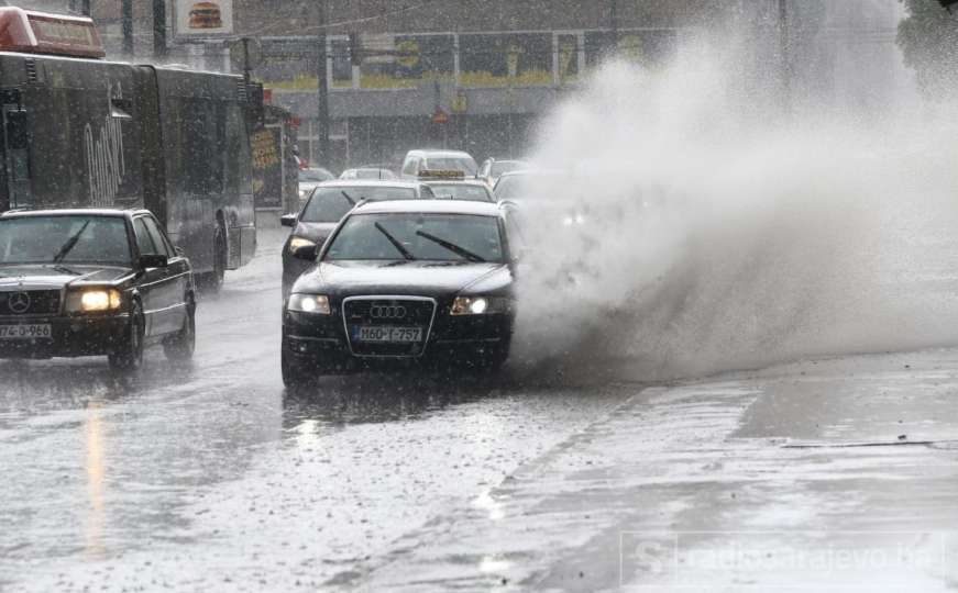 Zbog povremenih lokalnih padavina vozačima se savjetuje opreznija vožnja